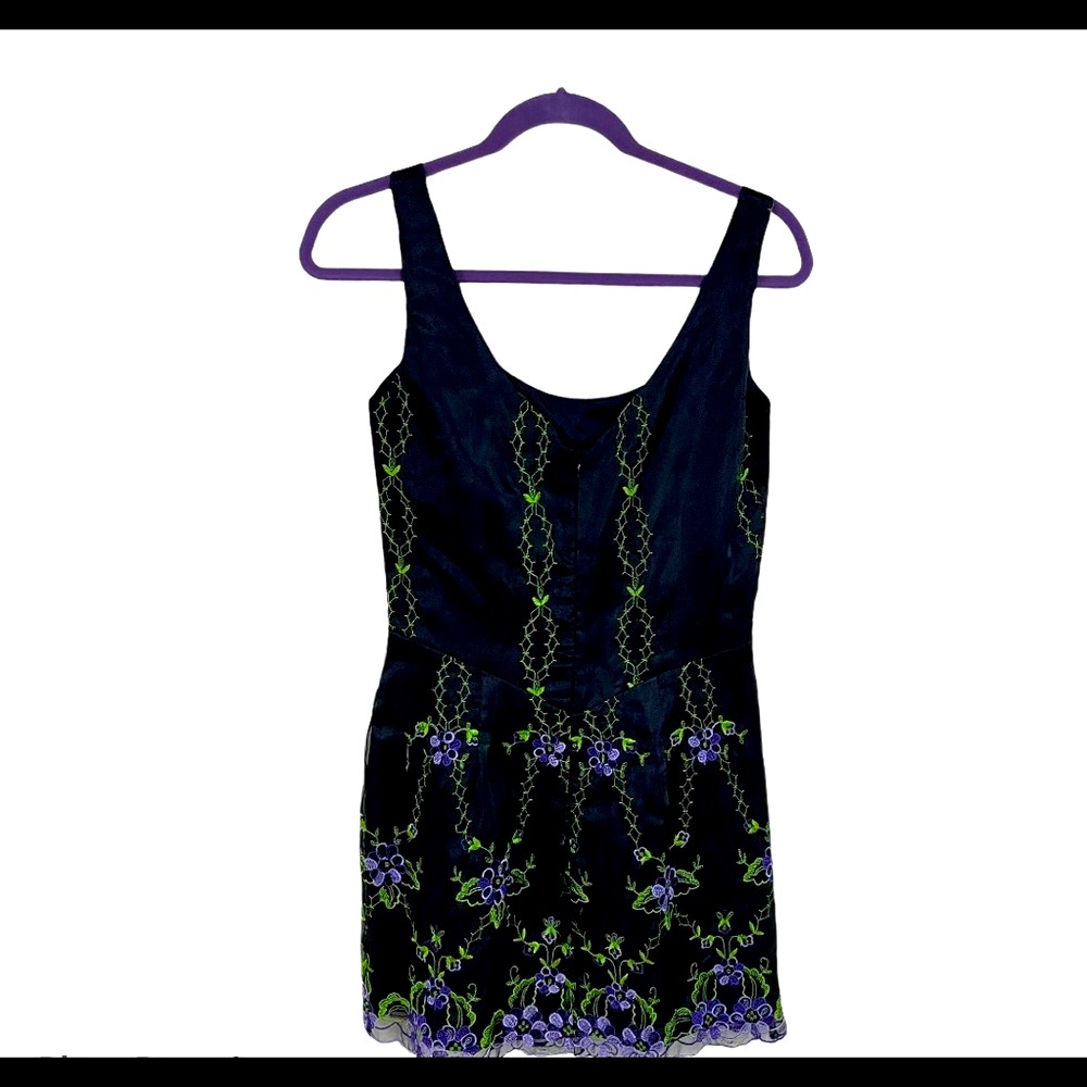 BETSEY JOHNSON. Sleeveless Embroidery Sz Medium